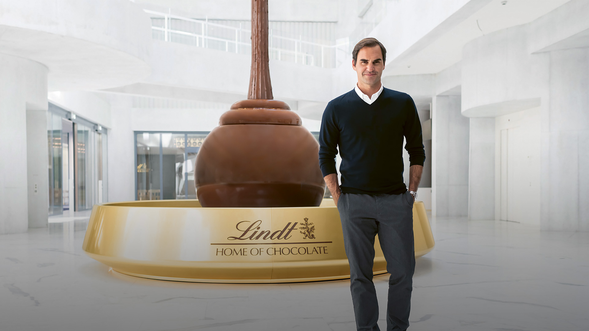 Roger Federer in front of a chocolate fountain (Photo)