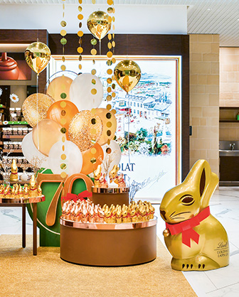 Gold Bunnies in the world's largest Lindt shop in Kilchberg (Photo)