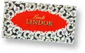 LINDOR as chocolate bar in a red wrapping with the St. Galler lace (Photo)