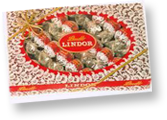 A box of the first red LINDOR truffles as Christmas decoration (Photo)
