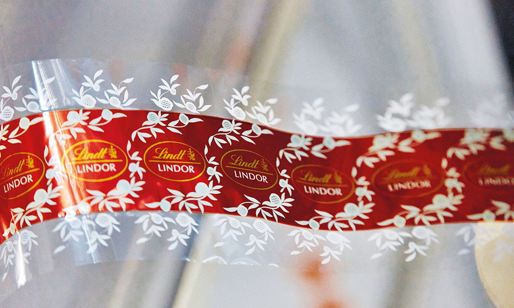 Wrapping of red LINDOR truffles with St. Galler lace (Photo)