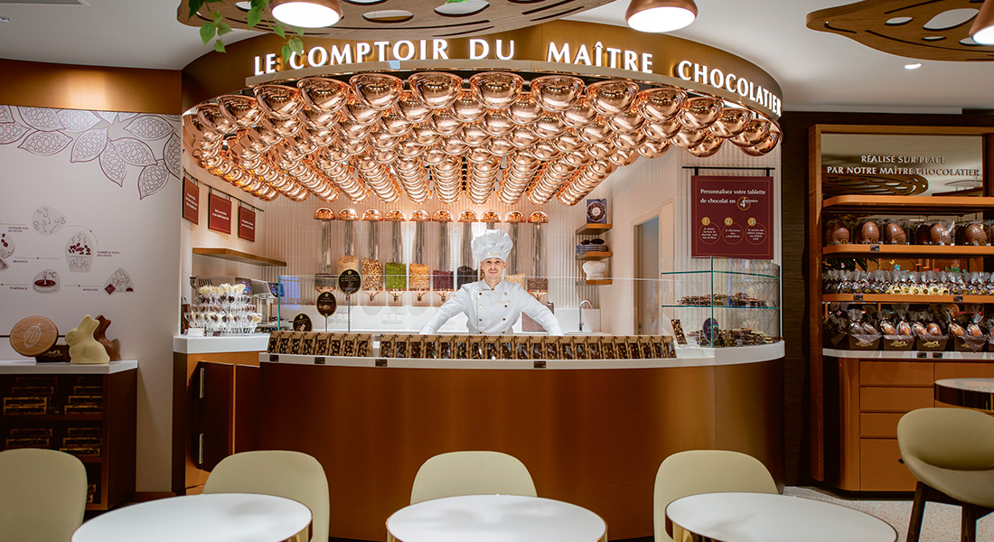The new LINDT Maître Chocolatier counter in the store in Paris. (Photo)