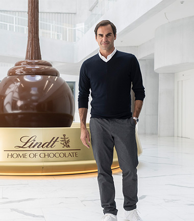 Roger Federer vor einem Schokoladebrunnen (Foto)