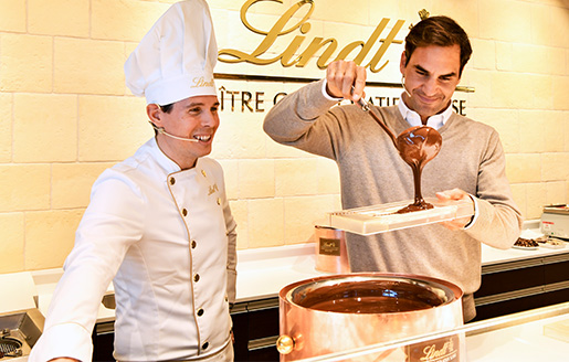Roger Federer and a Maitre Chocolatier arbeiten mit flüssiger Schokolade (Foto)