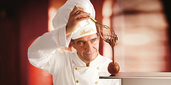 Maître chocolatier Urs Liechti rührt Schokolade mit einem Schneebesen um (Foto)