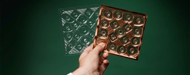 hand holding up two praliné trays  (Photo)